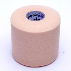 Medpoint MWRAP NATURAL bēšās apakšlentes tuvplāns uz balta fona, izgatavota no elpojošas poliuretāna putas ādas aizsardzībai zem sporta lentes un berzes mazināšanai.
