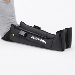 BLACKROLL® kompresijas zābaku tuvplāns uz balta fona, paredzēti dinamiskai gaisa kompresijai muskuļu atjaunošanai un asinsrites uzlabošanai