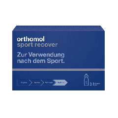 Orthomol Sport Recover N3 šokolādes garšas atjaunošanās uztura bagātinātāja tuvplāns uz balta fona, ar kazeīnu, piena un zirņu olbaltumvielām, BCAA, C vitamīnu un cinku muskuļu atjaunošanai pēc treniņa.