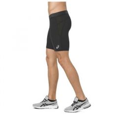Vīrietis valkā ASICS BASE LAYER SPRINTER sporta apakšveļu tuvplānā uz balta fona, ar plakanu jostu, elpojošu un elastīgu audumu, ciešu piegriezumu atbalstam un komfortam.