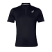 ASICS Polo tenisa krekla tuvplāns uz balta fona, ar klasisku dizainu, elpojošu poliestera audumu un stilīgu piegulumu gan laukumā, gan ikdienā.