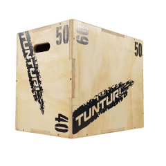 Tunturi PLYO Box 40/50/60 koka vingrošanas kaste ir paredzēta lēcienu un pliometriskajiem treniņiem, izgatavota no 20 mm saplākšņa ar trīs augstuma iespējām vienā kastē; tuvplāna bilde uz balta fona.