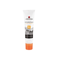Tūristu un alpīnistu rokās turēts Lifesystems Mountain SPF50+ saules aizsargkrēms 20 ml iepakojumā uz balta fona. Krēms ir izturīgs pret sviedriem, paredzēts lietošanai lielā augstumā, ar plaša spektra UV aizsardzību.