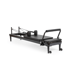 Nubium Black Edition reformers ELINA Pilates ar klusu slīdēšanu un vertikālu uzglabāšanu.