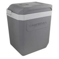 Tuva Campingaz Powerbox 24 L elektriskā dzesētāja fotogrāfija uz balta fona, ar uzlabotu siltumizolāciju, klusu ventilatoru (līdz 39 dB) un aizslēdzamu vāku. Ietilpība 24 L, piemērots 8 x 1,5 L pudelēm. Aprīkots ar antibakteriālu ventilācijas atveri un ēr