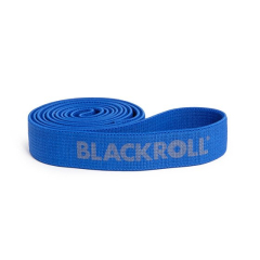 Zilās BLACKROLL® SUPER BAND pretestības lentes tuvplāns uz balta fona, izgatavota no izturīga un ādai draudzīga auduma funkcionāliem treniņiem.