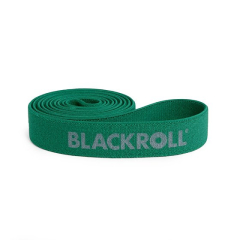 Zaļās BLACKROLL® SUPER BAND pretestības lentes tuvplāns uz balta fona, izgatavota no izturīga un ādai draudzīga auduma funkcionāliem treniņiem.