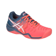ASICS GEL-Resolution 7 Clay tenisa apavu tuvplāns uz balta fona, ar AHAR+ zoli, DuoMax atbalstu un GEL amortizāciju stabilitātei un izturībai uz māla kortiem.