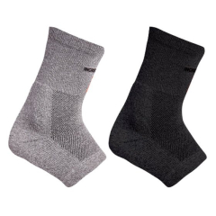 Incrediwear potītes piedurknes tuvplāns uz balta fona, ar oglekļa un germānija šķiedrām asinsrites stimulēšanai, tūskas mazināšanai un sāpju atvieglošanai bez kompresijas.